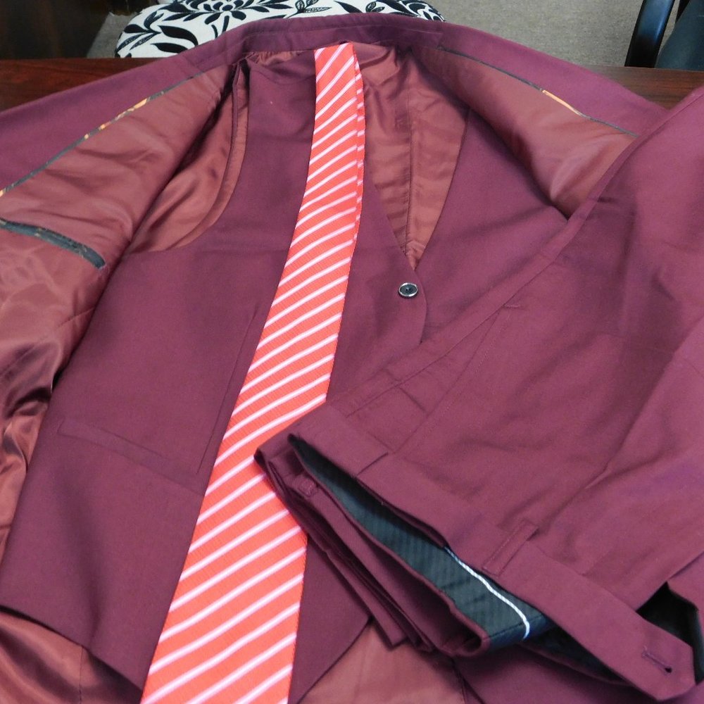 Men's 3 Piece Slim Fit Suit Set Burgundy w. Black Buttons